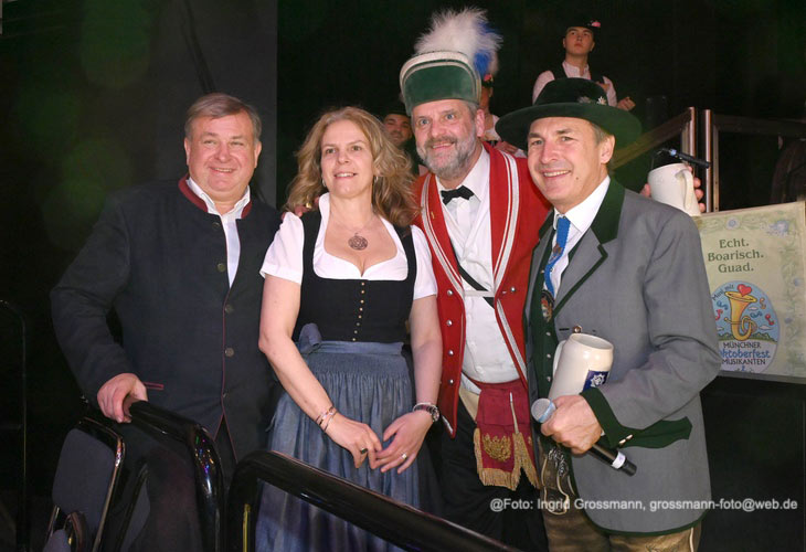 Wirt Lorenz und Christine Stiftl im Ballsaal des Oide Wiesn B&uuml;rgerballs, mit Sch&auml;ffler und Thomas Linsmayer, Gesch&auml;ftsf&uuml;hrer des Deutschen Theaters (re.)  (&copy;Foto: Ingrid Grossmann) 